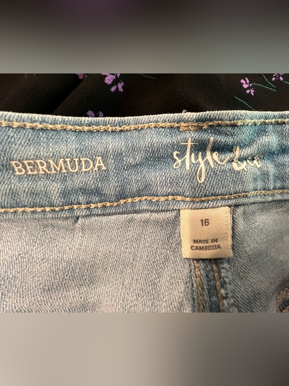 Upcycled 🌼 Denim Shorts - Casual Rolled Hem- Back pockets w Floral Fabric - Picture 3 of 11